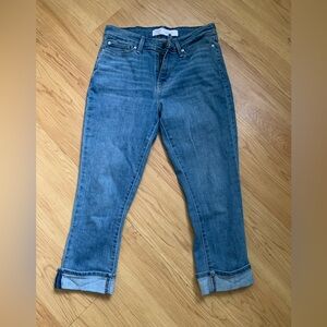 Levi’s mid rise Capri. Women’s size 6 (waist 28)